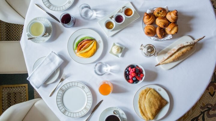 在Le Meurice的早餐桌上，我们可以看到糕点、水果和面包