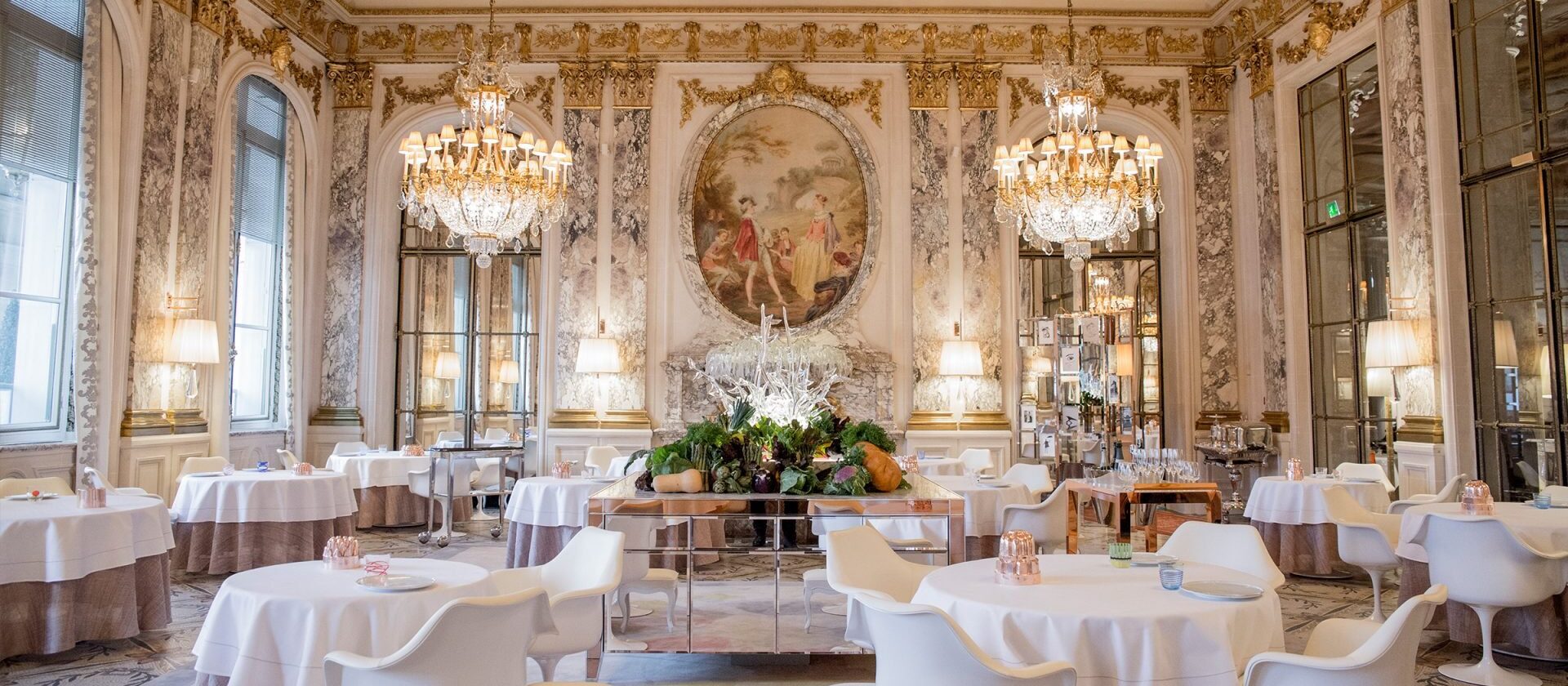 Le Meurice Alain Ducasse巴黎餐厅的餐桌和室内装饰