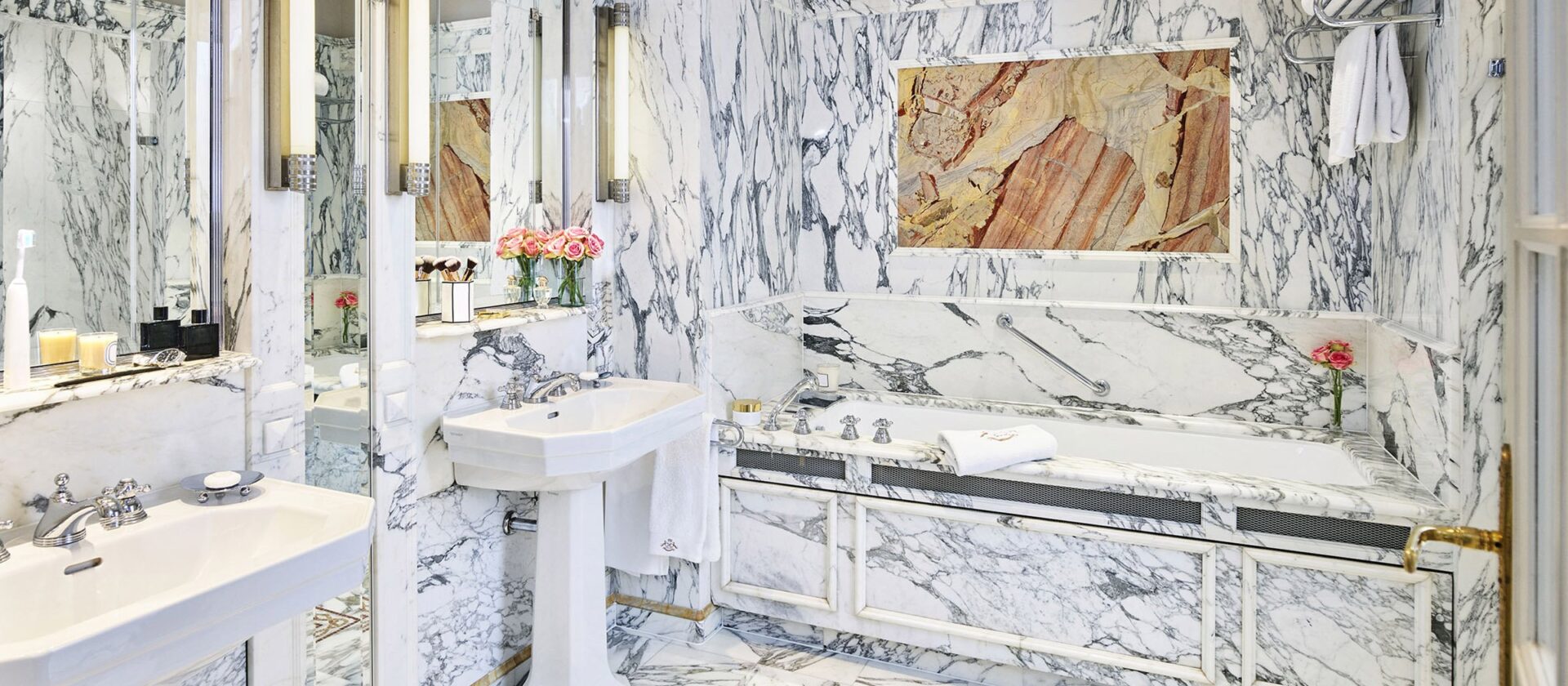 在巴黎莫里斯酒店蓬帕杜套房的浴室内