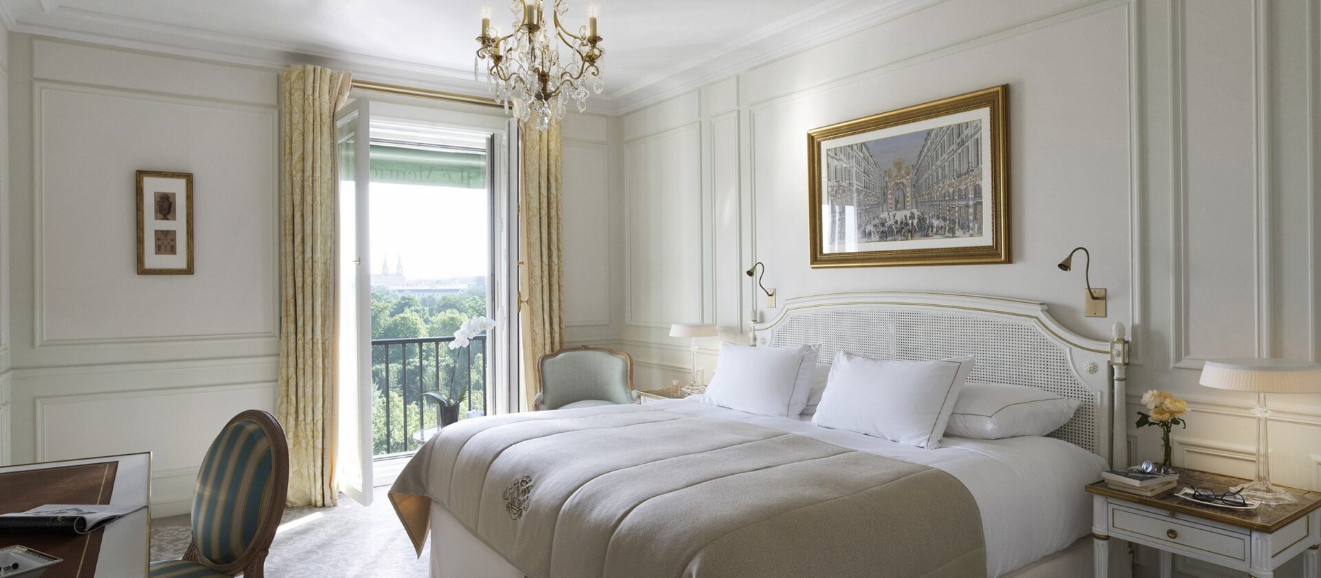 在巴黎莫里斯酒店豪华套房的客厅里