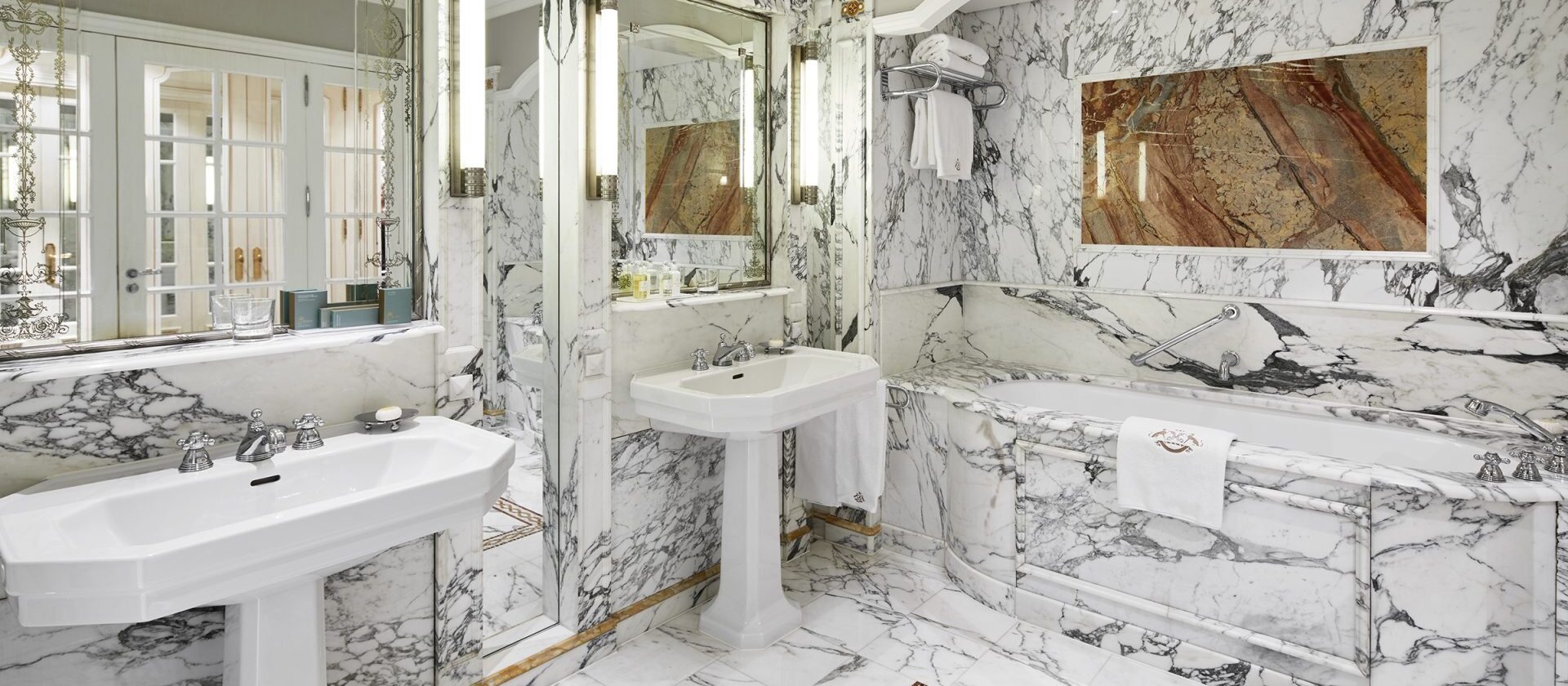在巴黎莫里斯酒店高级套房的浴室内