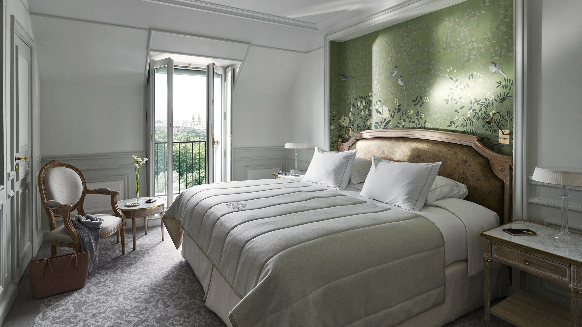 Le Meurice，巴黎高级客房公园观景阳台卧室