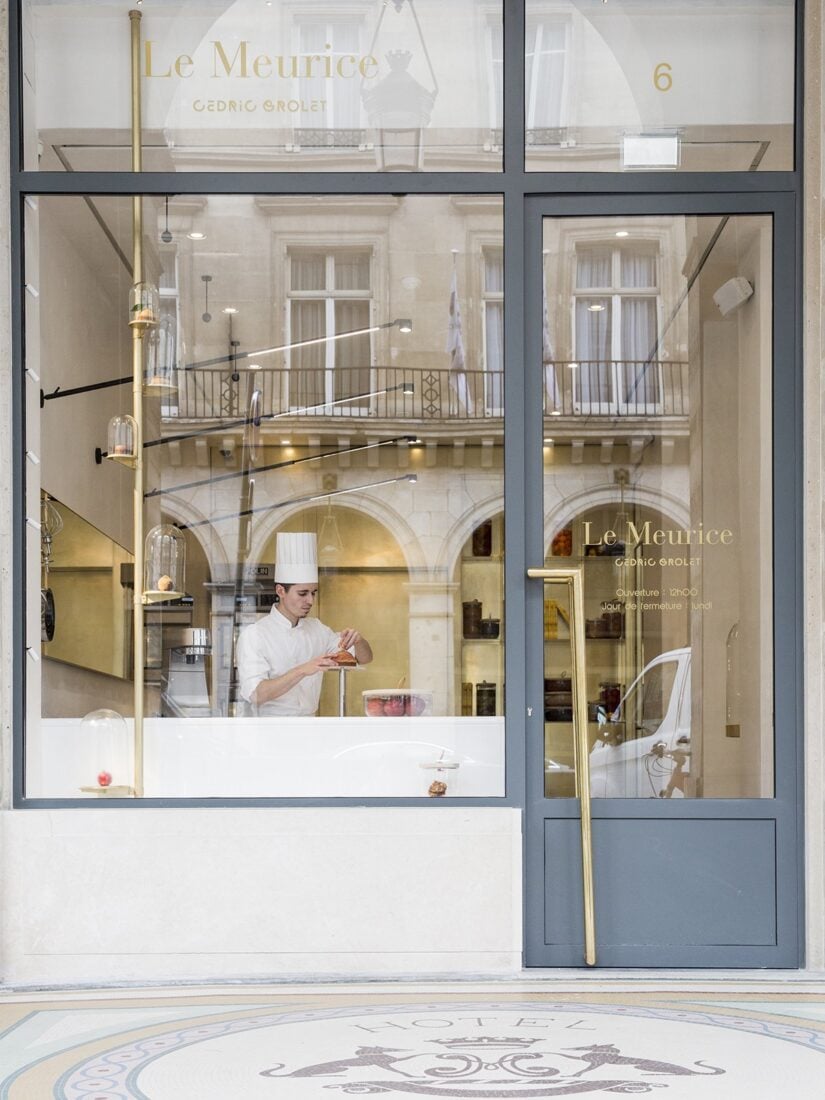 巴黎Le Meurice餐厅Cedric Grolet的一位厨师正在准备糕点