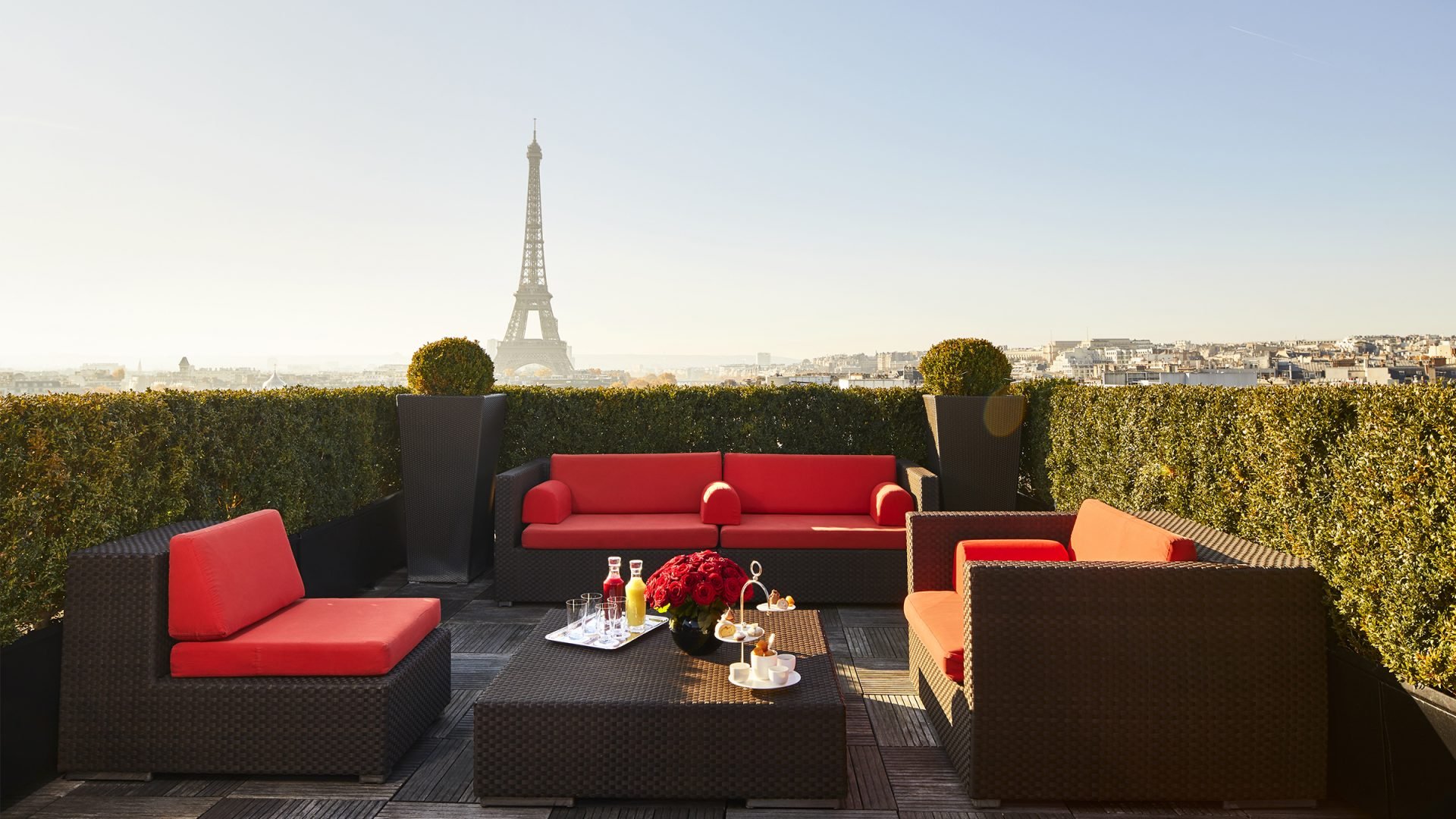 私人用餐区在屋顶与埃菲尔铁塔背景在酒店广场巴黎