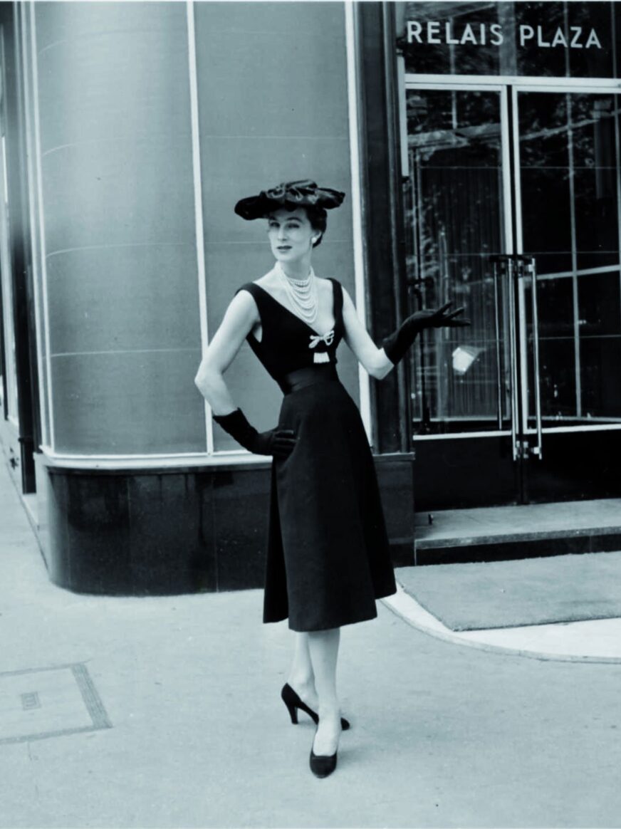 模特在巴黎雅典娜广场酒店的Le Relais广场前摆姿势
