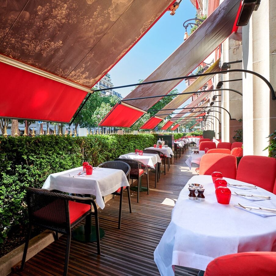 巴黎雅典娜广场酒店的户外用餐区