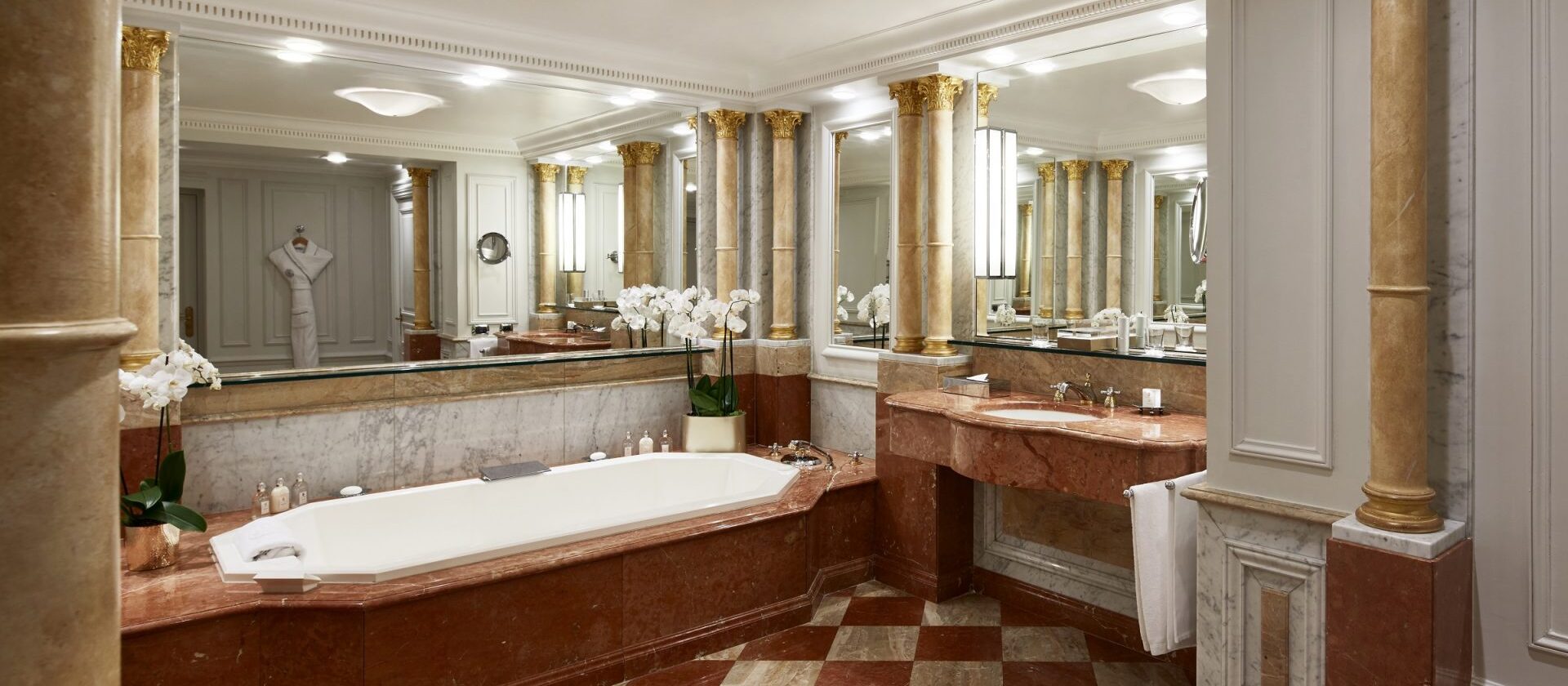巴黎雅典娜广场酒店的皇家套房浴室