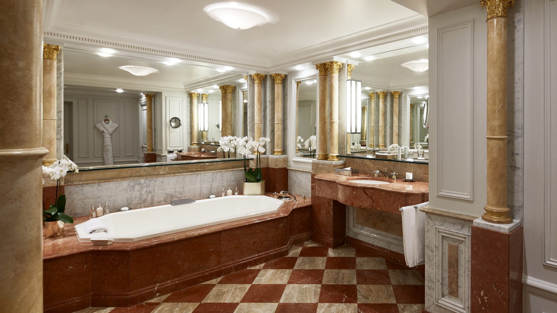 巴黎雅典娜广场酒店的皇家套房浴室
