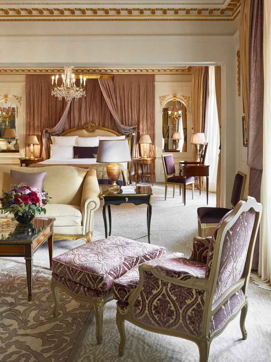 巴黎雅典娜广场酒店的皇家套房卧室和客厅区