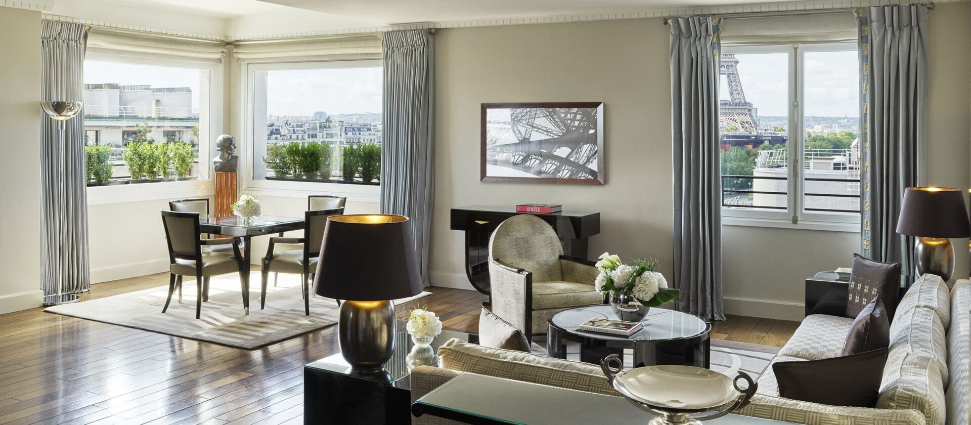 艾菲尔签名套房客厅与艾菲尔铁塔背景在巴黎广场雅典娜酒店