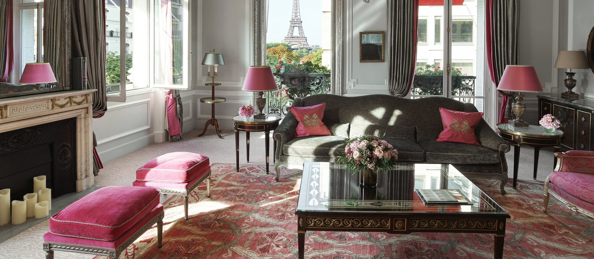 巴黎雅典娜广场酒店高级定制艾菲尔套房的客厅可以看到艾菲尔铁塔