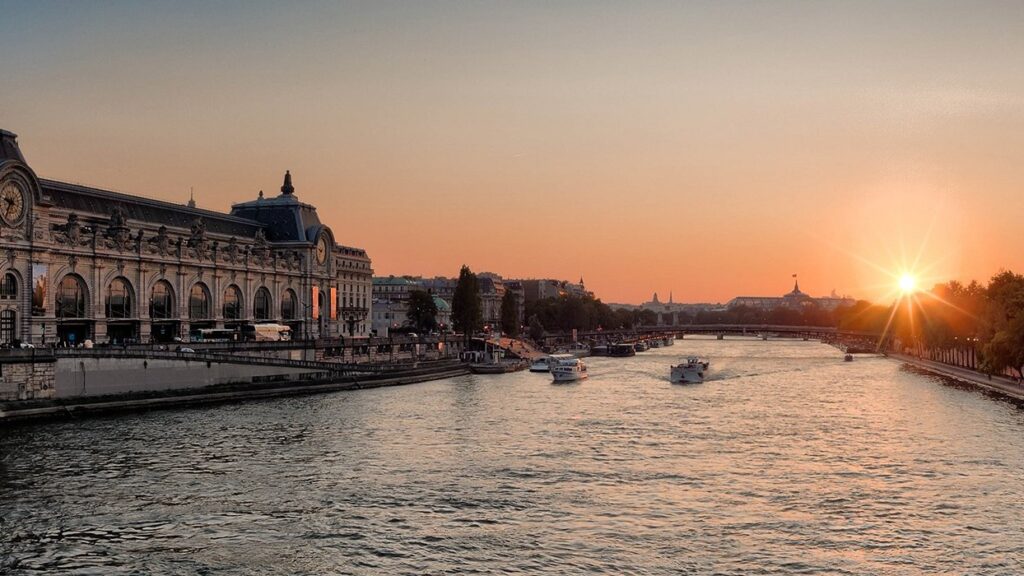 落日在巴黎塞纳河