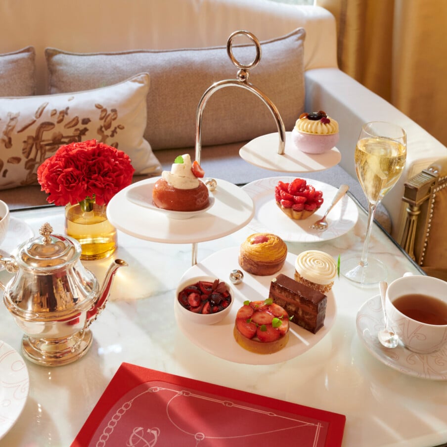 La Galerie茶时间，精选Angelo Musa的招牌糕点，茶和香槟，设置在大理石桌子上，酒店广场Athénée，巴黎